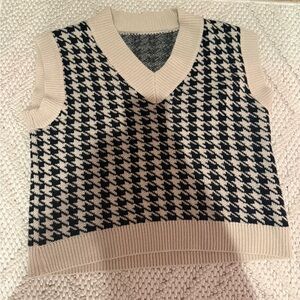 Amazon Women's Oversized V-Neck Houndstooth Sweater Vest - Black and Cream